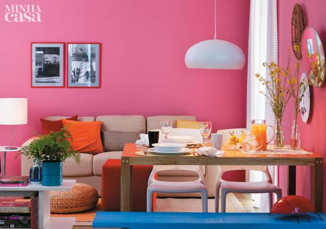 A tonalidade, muito viva, é a presença mais marcante da sala, não resta dúvida. Mas o resultado está longe de ser feminino ou infantil, uma vez que outras cores de temperamento forte também entram em cena. Pinceladas de vermelho, azul, amarelo e laranja produzem um mix jovem e moderno. A dica para não exagerar é usá-las em pequenas doses, como se fossem respingos. Tinta acrílica fosca Coral, cor Rosa Savana (Dulux, ref. 70RR 27/375). Reportagem visual Zizi Carderari e Tatiana Guardian . A tonalidade, muito viva, é a presença mais marcante da sala, não resta dúvida. Mas o resultado está longe de ser feminino ou infantil, uma vez que outras cores de temperamento forte também entram em cena. Pinceladas de vermelho, azul, amarelo e laranja produzem um mix jovem e moderno. A dica para não exagerar é usá-las em pequenas doses, como se fossem respingos. Tinta acrílica fosca Coral, cor Rosa Savana (Dulux, ref. 70RR 27/375). Reportagem visual Zizi Carderari e Tatiana Guardian .