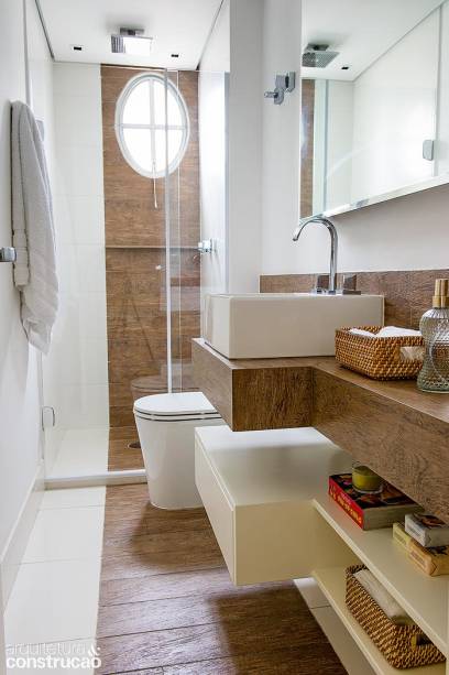 Usado também pelas visitas, o banheiro ganhou ares de lavabo rústico. O porcelanato que imita madeira, também da Portobello, define a passarela no centro do espaço e sobe pela parede. Compõe ainda a resistente bancada. Projeto do escritório Mestisso Arquitetura & Interiores.