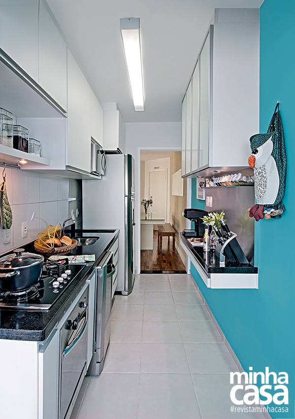 <span>A forma mais usual de superar a falta de espaço em cozinhas alongadas é alinhar o trio geladeira, pia e fogão em uma parede, cercando-o de armários. Neste projeto, a arquiteta paulistana Marina Moussi ainda conseguiu espaço, do lado oposto do cômodo, para uma leva de módulos aéreos e uma bancada: “Desenhei esses elementos com profundidade de 30 cm, deixando 73 cm livres para circulação”. </span>Projeto da arquiteta Marina Moussi. <span>A forma mais usual de superar a falta de espaço em cozinhas alongadas é alinhar o trio geladeira, pia e fogão em uma parede, cercando-o de armários. Neste projeto, a arquiteta paulistana Marina Moussi ainda conseguiu espaço, do lado oposto do cômodo, para uma leva de módulos aéreos e uma bancada: “Desenhei esses elementos com profundidade de 30 cm, deixando 73 cm livres para circulação”. </span>Projeto da arquiteta Marina Moussi.