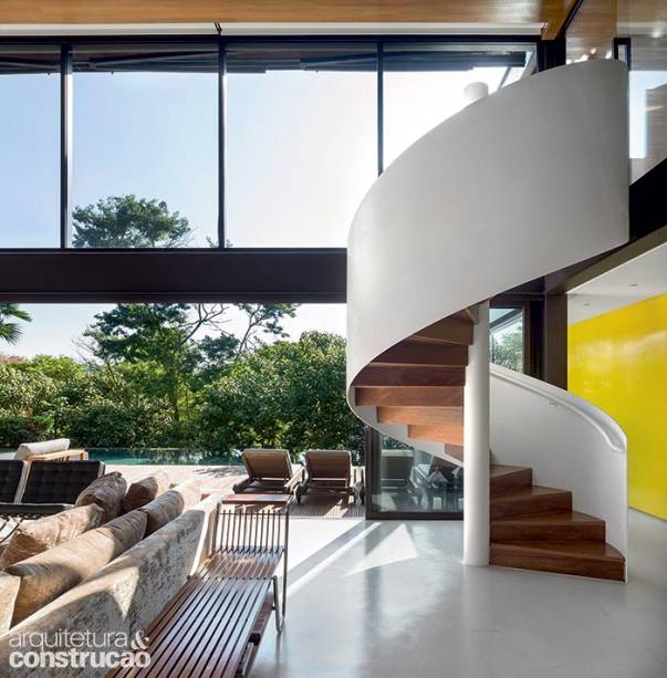 Concebido por Fernanda Marques, este trabalho se destaca pela leveza conquistada apesar do uso de materiais pesados. Com visual que lembra uma fita em movimento, o modelo helicoidal foi escolhido por ocupar menos espaço. “O pilar central dá conta da sustentação dos degraus de aço encapado de madeira”, explica a arquiteta. Materiais: estrutura de aço coberta de tauari e lateral de chapa de aço com pintura epóxi; Vão: 4,20 m; Pisada: 25 cm; Altura do espelho: 17 cm