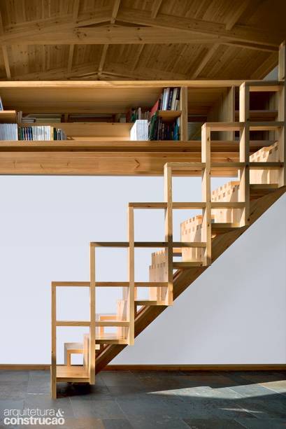 Construída por meio de encaixes chamados meia madeira, em que uma placa se acopla à outra, a escada do arquiteto português Carlos Castanheira recupera técnicas de carpintaria clássicas. Os degraus com espelho alto se alternam – o topo de um está na metade do outro – e garantem conforto mesmo diante da forte inclinação. Material: madeira de riga; Vão: 2,67 m; Pisada: 35 cm; Altura do espelho: 35,6 cm
