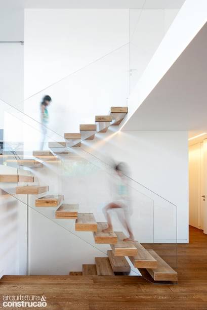 O escritório israelense Gerstner Architects chegou bem próximo do ideal de uma escada flutuante. No projeto que desafia as leis da física, os degraus de madeira se encaixam na parede e em recortes rasgados no guarda-corpo de vidro. Placas da mesma madeira presas com cavilhas fazem o acabamento. Com 18 mm de espessura, os painéis são reforçados especialmente para não trincarem. Materiais: madeira e vidro;  Vão: 3,20 m; Pisada: 28 cm; Altura do espelho: 17,5 cm