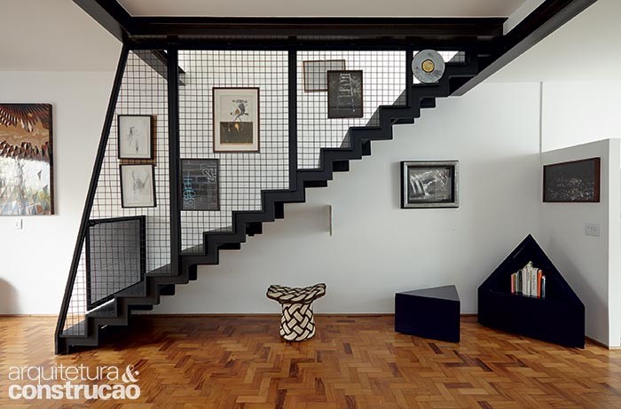 Uma só chapa vai do piso ao andar de cima na proposta do Sub Estúdio, das arquitetas Isabel Nassif e Renata Pedrosa. “O próprio desenho, com uma barra estrutural em cada lateral, assegura a estabilidade. O apoio está no chão e nas vigas, o que libera a área sob o volume”, diz Isabel. O guarda-corpo telado virou suporte para quadros. Material: corpo inteiriço de aço; Vão: 3,10 m; Pisada: 27,5 cm; Altura do espelho: 18 cm.