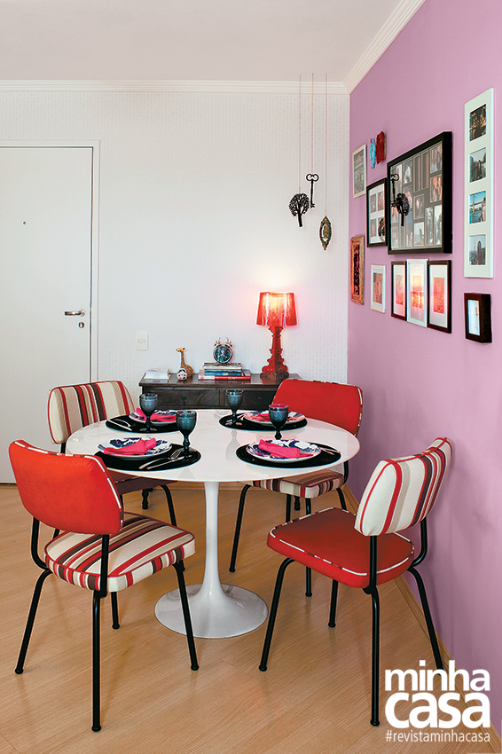 <span>Logo que se mudou para este apartamento de 40 m², em São Paulo, a designer Juliana Volcof trocou o branco da sala de jantar por um tom cor-derosa antigo (Turbilhão Framboesa, Coral). A pintura aqueceu a área.</span> 