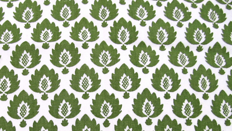 A Prints, especializada em estamparia, fornece o tecido Provence Folhinhas. Composto por 100% algodão, é uma opção para revestir a parede e deixar o ambiente na moda. Custa R$203,00/metro, na Prints (Rua Melo Alves, 661 - São Paulo)