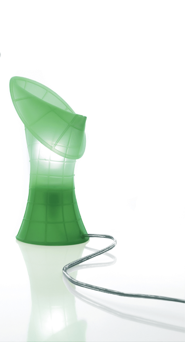 O design da luminária de mesa Birzi dá um look contemporâneo e arrojado ao espaço. Com acabamento em silicone, assume diversas formas de acordo com a criatividade do usuário. Na Lumini, custa R$828,95.