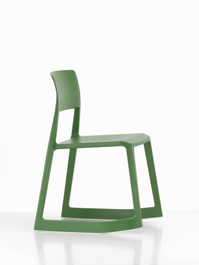 A cadeira Tip Ton é uma obra de Edward Barber e Jay Osgerby. O móvel possui assento ergonômico aliado a um design contemporâneo. Composta por plástico, cadeira é 100% reciclável. Na Vitra, custa R$ 1984,50.