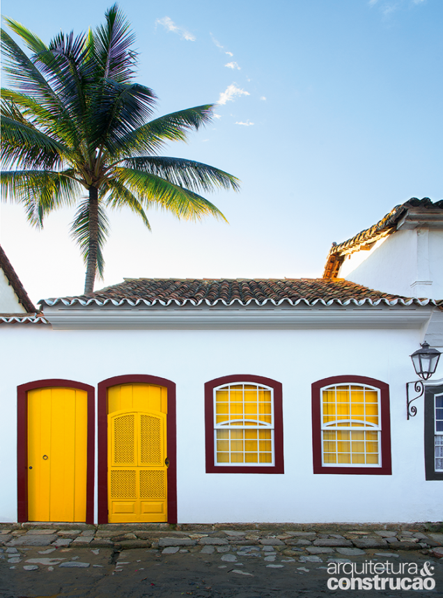 Localizada no nobre centro histórico de Paraty, a casa de fim de semana manteve nas janelas de madeira as cores típicas vistas nas construções da região: amarelo-ouro e vermelho-sangue-de-boi, tons obtidos na obra e pintados com tinta a óleo (Suvinil), depois polida.