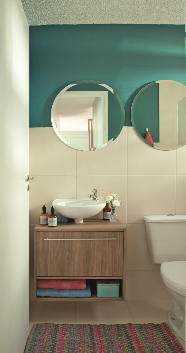 Neutro, o único banheiro do apê não precisou de muito para ficar charmoso: bastaram algumas pinceladas de azul, um gabinete sob medida e espelhos redondos. Projeto da designer de interiores Maria Veridiana Leoni, da M2House, e do arquiteto Kennory Weston, KW Arquitetura.