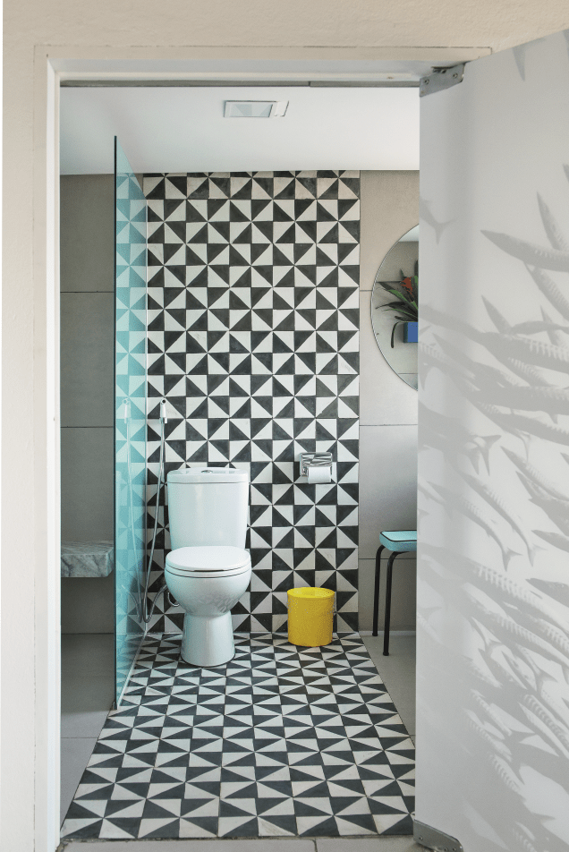 "Instalados na área do vaso sanitário, os ladrilhos em preto e branco criam a ideia de uma faixa unindo os ambientes", diz o arquiteto Beto Normande, responsável pelo projeto. A porta do banheiro, de vidro temperado, ganhou adesivo personalizado, com uma foto do fundo do mar feita pelo morador. "Instalados na área do vaso sanitário, os ladrilhos em preto e branco criam a ideia de uma faixa unindo os ambientes", diz o arquiteto Beto Normande, responsável pelo projeto. A porta do banheiro, de vidro temperado, ganhou adesivo personalizado, com uma foto do fundo do mar feita pelo morador.