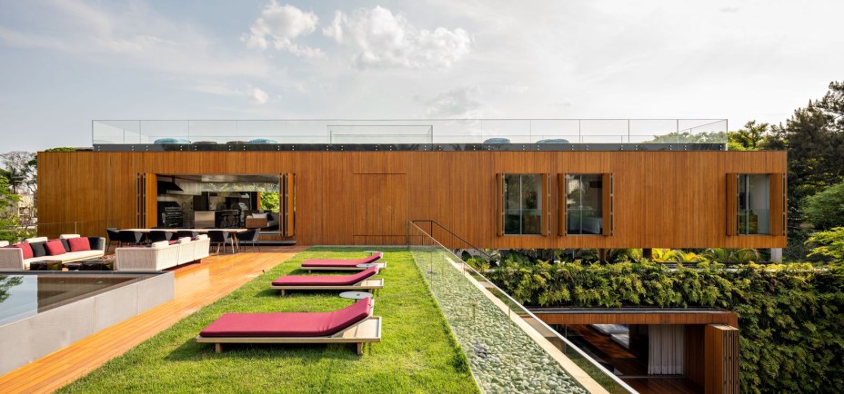Casa de 1280 m² é completamente aberta e integrada ao paisagismo