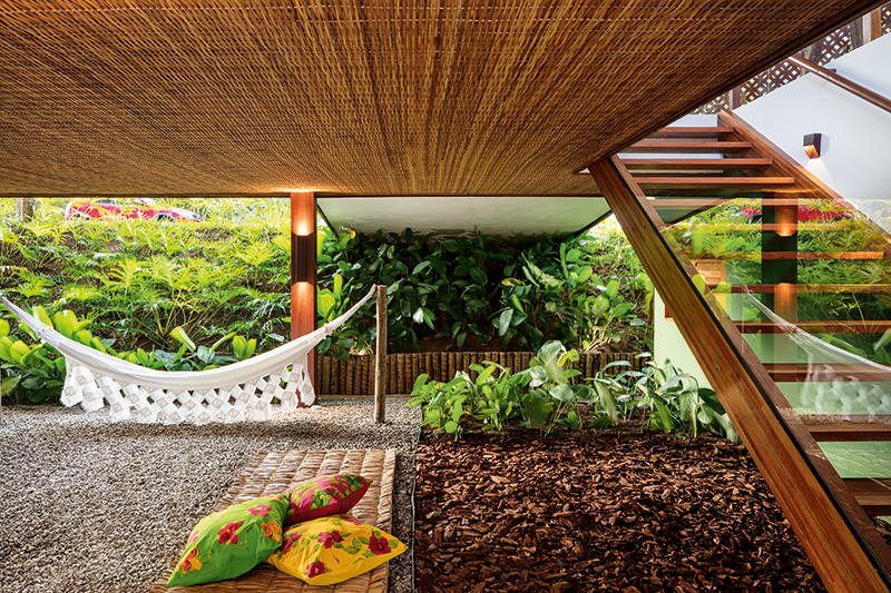 Casa contemporânea de madeira tem materiais inovadores e teto verde