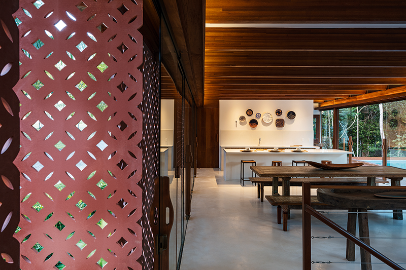Casa contemporânea de madeira tem materiais inovadores e teto verde