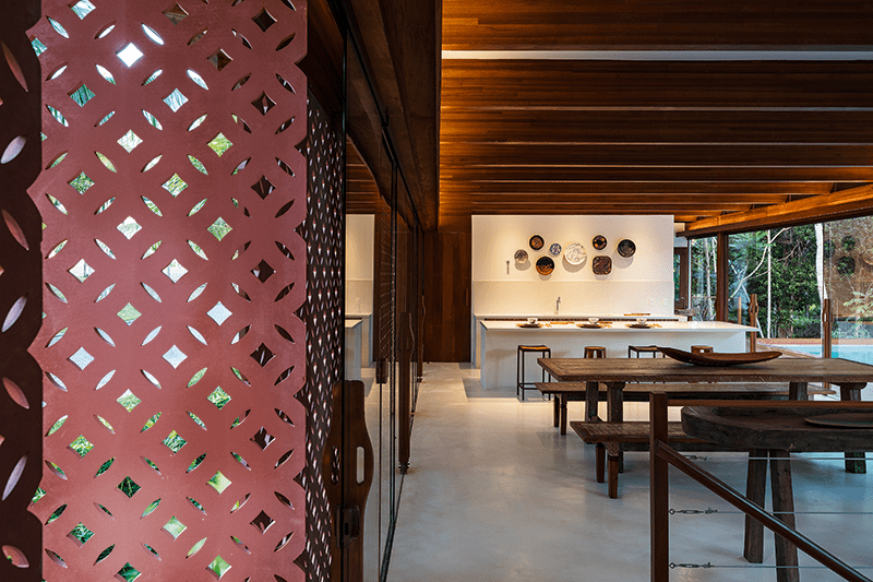 Casa contemporânea de madeira tem materiais inovadores e teto verde