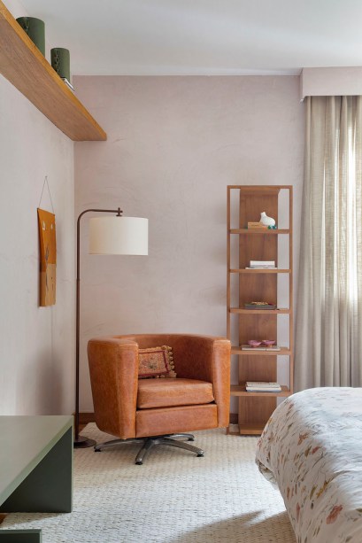 Confortável e cosmopolita: apê de 200 m² aposta em paleta terrosa e design