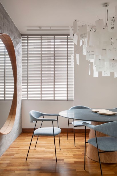Confortável e cosmopolita: apê de 200 m² aposta em paleta terrosa e design