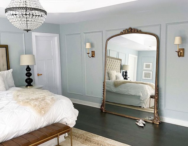 <span style="font-weight: 400">Não tenha medo de escolher uma decoração vintage. Use um espelho grande para encostar na parede, lustre de cristal e arandelas.</span>