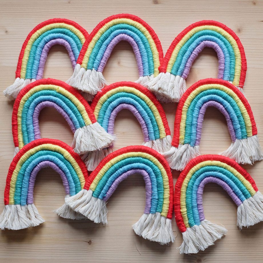 Faça um arco-íris de lã e alegre seus ambientes (com orgulho!)