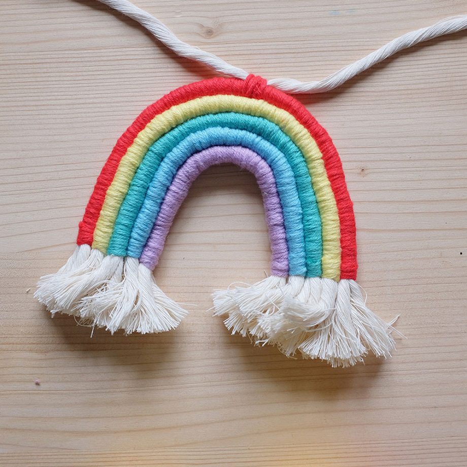 Faça um arco-íris de lã e alegre seus ambientes (com orgulho!)
