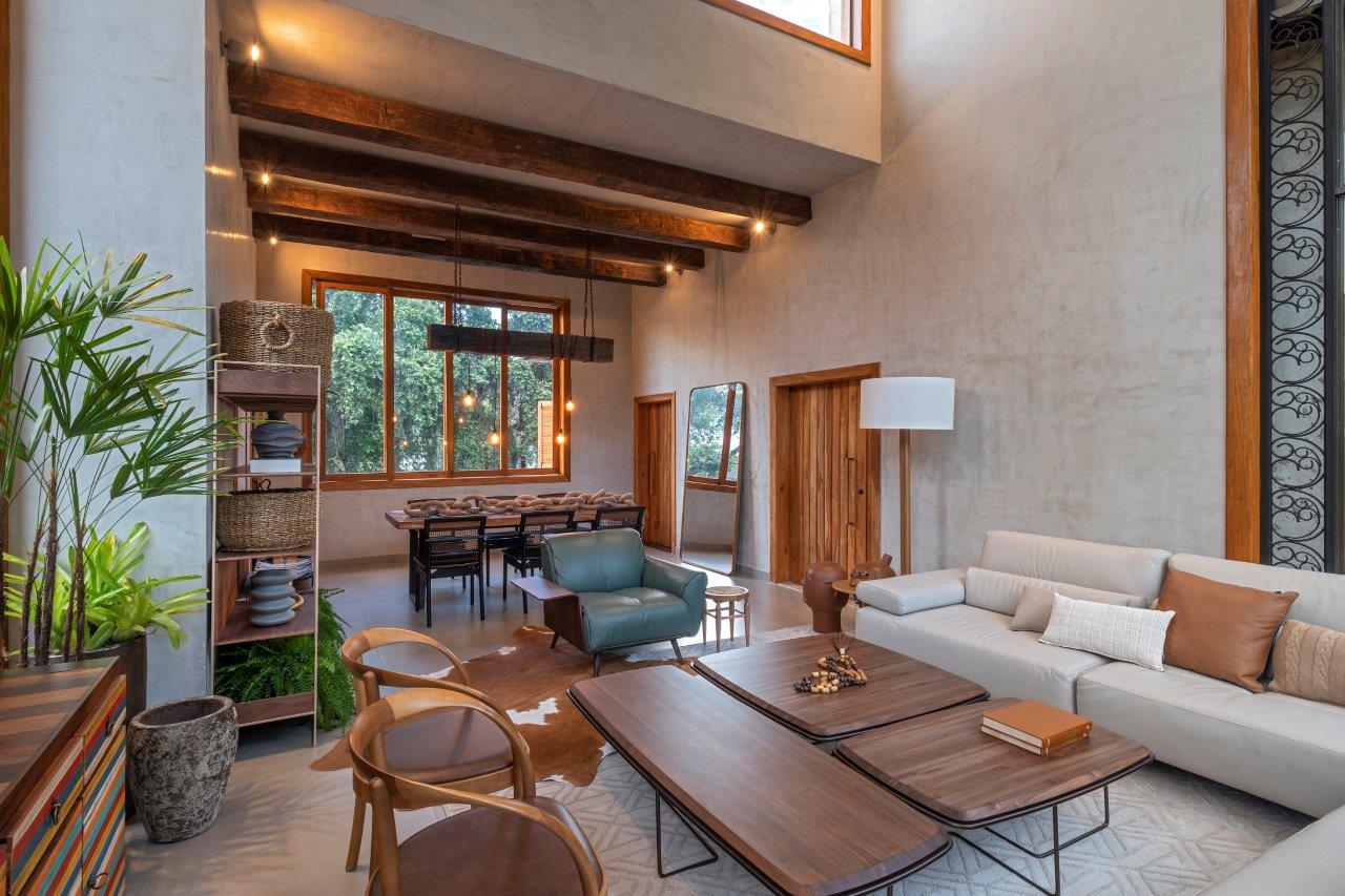 Casa de 365 m² tem estilo rústico, muita madeira e pedras naturais