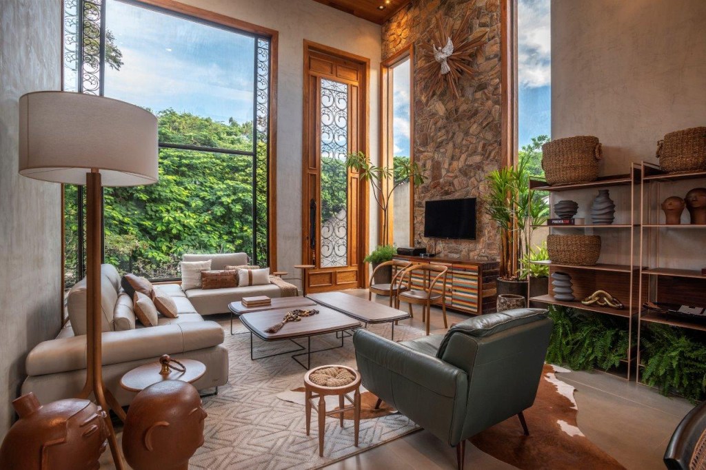 Casa de 365 m² tem estilo rústico, muita madeira e pedras naturais | CASA .