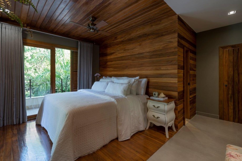 Casa de 365 m² tem estilo rústico, muita madeira e pedras naturais