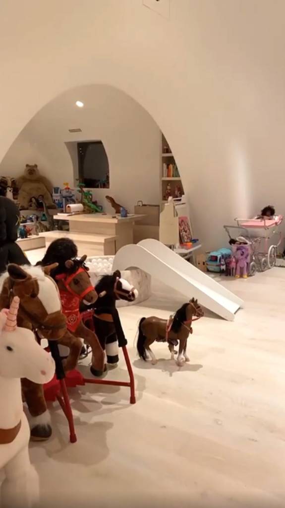 Por-dentro-da-casa-de-Kanye-West-e-Kim-Kardashian-ad-16 Por-dentro-da-casa-de-Kanye-West-e-Kim-Kardashian-ad-16