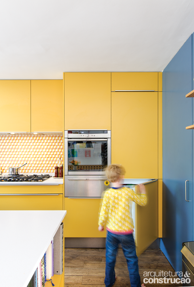 Na cozinha aberta, o frontão tem ladrilhos hidráulicos produzidos manualmente pela Alhambra Home. “As cores foram escolhidas como complemento para os armários de laminado fosco amarelo da marca alemã Wellmann”, conta Frederik Risson.