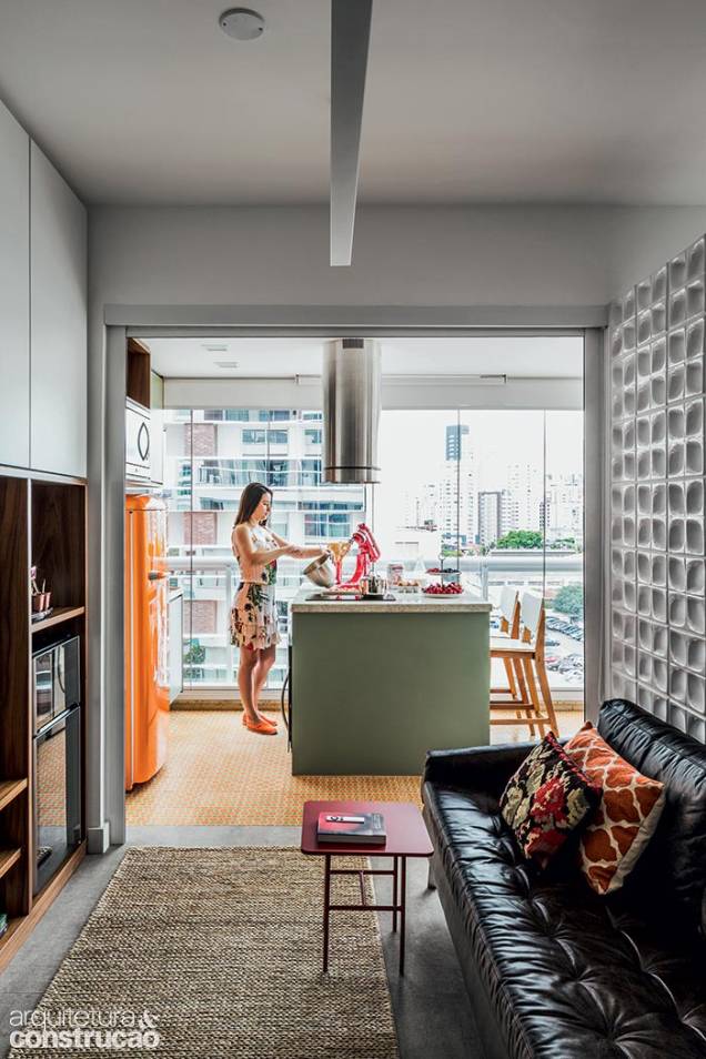Ao fundo, Kassia na nova cozinha, que recebeu ladrilhos hidráulicos (Ornatos). De resto, o piso é de porcelanato (Portobello, linha Brasília, ref. concreto cinza). Ao fundo, Kassia na nova cozinha, que recebeu ladrilhos hidráulicos (Ornatos). De resto, o piso é de porcelanato (Portobello, linha Brasília, ref. concreto cinza).
