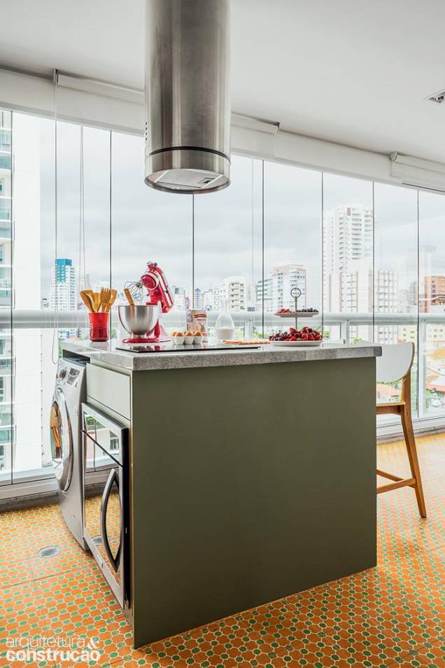 Veja como a lava e seca e o forno elétrico dividem o trecho sob a ilha (0,93 x 1,07 x 1,40 m), que recebeu cooktop e bancada de granito itaúnas (Casa das Pedras), a qual funciona como mesa de jantar. Veja como a lava e seca e o forno elétrico dividem o trecho sob a ilha (0,93 x 1,07 x 1,40 m), que recebeu cooktop e bancada de granito itaúnas (Casa das Pedras), a qual funciona como mesa de jantar.