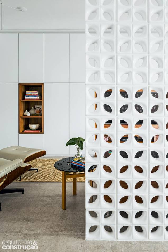Como em todo conjugado, o quarto sem portas se liga aos outros ambientes. Aqui, por se tratar de um casal sem filhos, os limites de privacidade foram dispensados com a parede de cobogós de 2,34 x 2,34 m (Leroy Merlin), instalada com barras de ferro entre as peças para conferir sustentação. Como em todo conjugado, o quarto sem portas se liga aos outros ambientes. Aqui, por se tratar de um casal sem filhos, os limites de privacidade foram dispensados com a parede de cobogós de 2,34 x 2,34 m (Leroy Merlin), instalada com barras de ferro entre as peças para conferir sustentação.