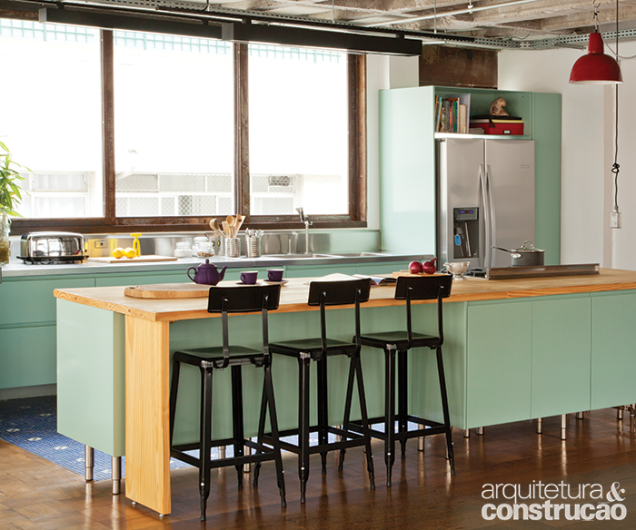 Vem dos lofts nova-iorquinos a inspiração para o apartamento pensado pela Drops arquitetura + Design, das sócias Juliana Moyses e Mariana Paoli. Unida aos outros ambientes da casa, a cozinha reúne móveis estilo anos 50 (ref. Verde Menta, da Securit, com nicho para a geladeira), tampo de aço inox e ilha com bancada de pínus, onde podem ser feitas as refeições. Além das luminárias, as tomadas pendem nos fios das eletrocalhas presas ao teto, permitindo mudar o layout do espaço conforme o uso. Vem dos lofts nova-iorquinos a inspiração para o apartamento pensado pela Drops arquitetura + Design, das sócias Juliana Moyses e Mariana Paoli. Unida aos outros ambientes da casa, a cozinha reúne móveis estilo anos 50 (ref. Verde Menta, da Securit, com nicho para a geladeira), tampo de aço inox e ilha com bancada de pínus, onde podem ser feitas as refeições. Além das luminárias, as tomadas pendem nos fios das eletrocalhas presas ao teto, permitindo mudar o layout do espaço conforme o uso.