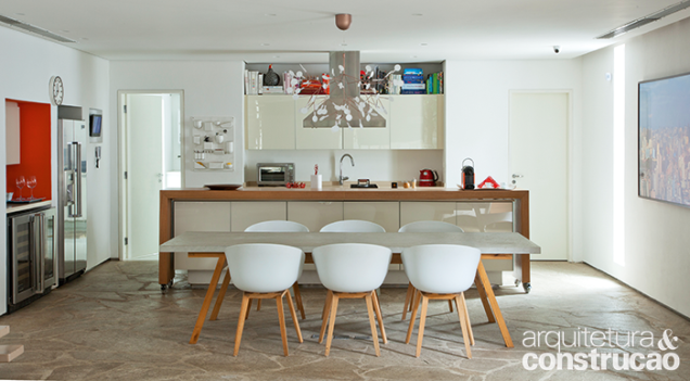 No ambiente totalmente integrado à sala de jantar, o balcão de freijó com rodízios (executado pelo Unimoveis) corre sobre a ilha (1,4 x 3,4 m) com tampo de Corian (DuPont), aumentando a área de trabalho disponível. O móvel multiúso, uma das marcas do trabalho do escritório Díptico Design de Interiores, comandado pelo arquiteto Ricardo Caminada e pela designer de interiores Daniela Cianciaruso, serve refeições rápidas e funciona como aparador. A bancada da pia, com duas cubas esculpidas, repete a superfície sólida mineral. No ambiente totalmente integrado à sala de jantar, o balcão de freijó com rodízios (executado pelo Unimoveis) corre sobre a ilha (1,4 x 3,4 m) com tampo de Corian (DuPont), aumentando a área de trabalho disponível. O móvel multiúso, uma das marcas do trabalho do escritório Díptico Design de Interiores, comandado pelo arquiteto Ricardo Caminada e pela designer de interiores Daniela Cianciaruso, serve refeições rápidas e funciona como aparador. A bancada da pia, com duas cubas esculpidas, repete a superfície sólida mineral.