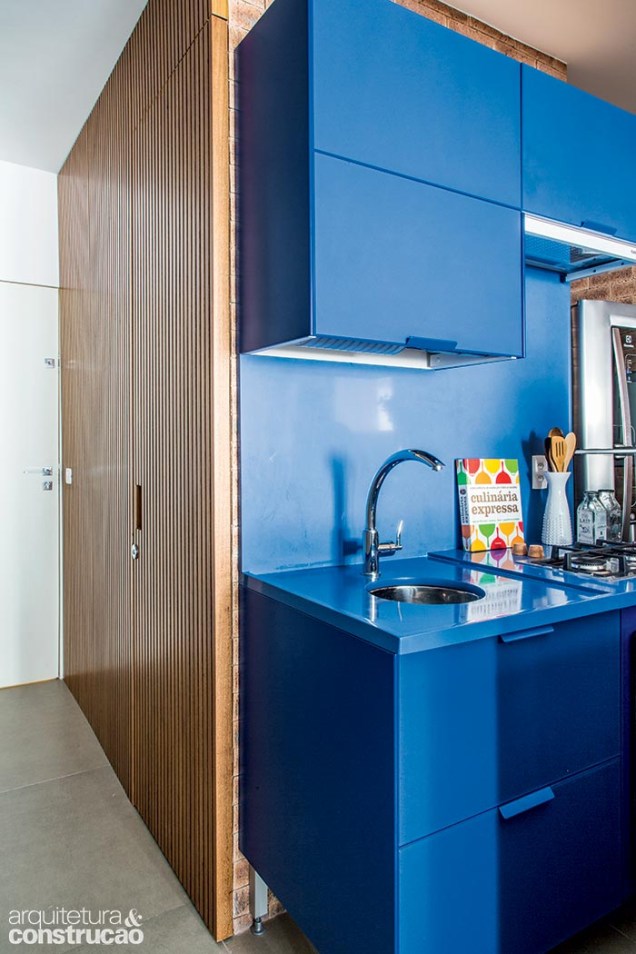 O azul valoriza as portas de vidro (Roma Mobili, ref. cristallo blue) do armário da cozinha, bem como a bancada de Silestone.