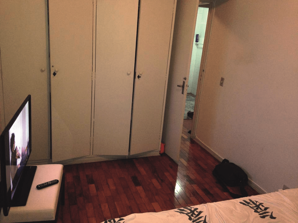 Antes – Adesivo de tijolos e novo enxoval transformam quarto de solteiro antes