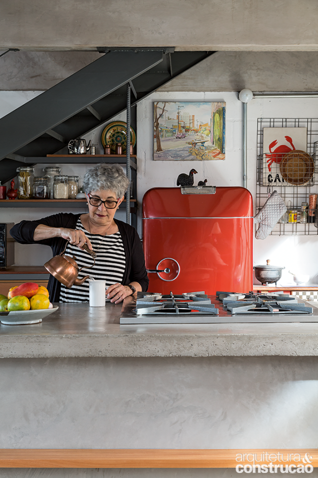 Quando prepara algo na bancada de concreto da cozinha, Silvia tem a visão completa da sala integrada – desejo antigo, agora realizado no novo lar.
