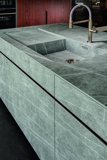 Em homenagem à arquiteta iraquiana Zaha Hadid (1950-2016), o Zaha Stone é o novo padrão do Neolith, superfície de quartzo e outros minerais da Alicante.