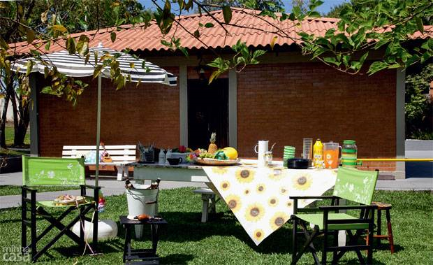 Almoço ao ar livre com receita de espetinhos especiais
