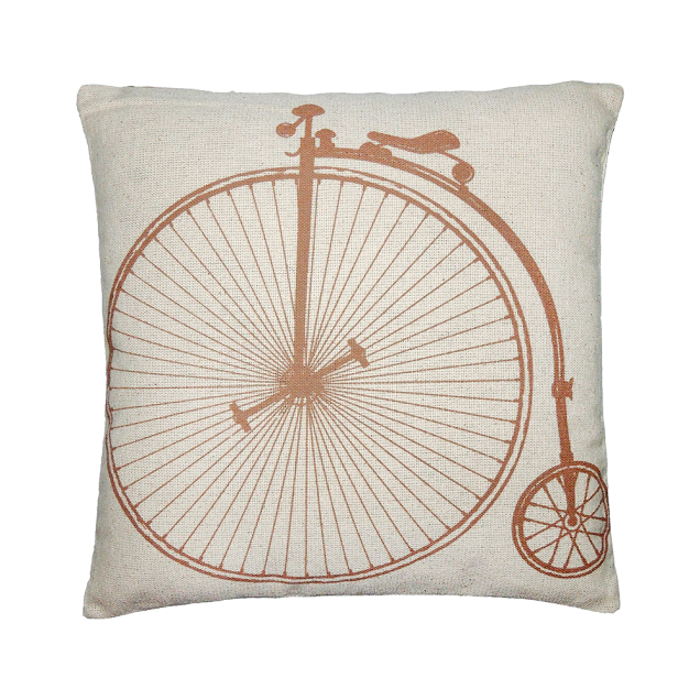 Almofada Bicicleta, de 40 x 40 cm, de algodão, por R$ 21,99 em <a href="https://www.gotoshop.com.br/decoracao/CapaseAlmofadas/Almofadasdecorativas/Almofada-Estampada-40X40-2364-6429410.html?utm_source=sites&utm_medium=materia_minhacasa&utm_campaign=edicaojun&utm_content=201806" target="_blank" rel="noopener">abr.ai/almofada-40</a>