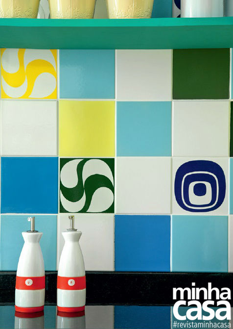 Um painel de azulejos coloridos valoriza qualquer espaço Um painel de azulejos coloridos valoriza qualquer espaço