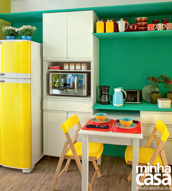 O básico só tem vez no acabamento dos armários. Décio deu um jeito de vestir a geladeira de acordo com o clima: as portas receberam adesivo amarelo.