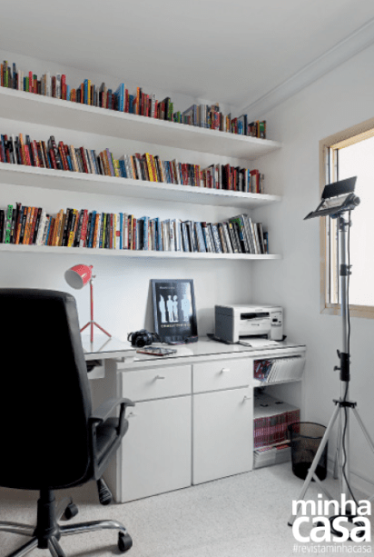 Uma das exigências de Murilo, enquanto procurava um imóvel, era ter um home office com espaço suficiente para trabalhar e guardar a enorme coleção de livros que ele e Dani juntaram ao longo dos anos.