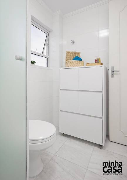 No interior do móvel, há um cesto de roupa suja, que pode ser destacado e levado à lavanderia. “Adoramos a solução, pois não é fácil encontrar um modelo de cesto discreto”, avalia João Carlos. Projeto de Ana Carolina e Mariana Lima Orsolini.