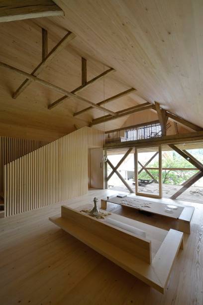 Coube um quarto de hóspedes no alto, subindo a escada atrás do painel. Dali é possível avistar pequenos círculos feitos na parede para a entrada de luz natural. Escovada, a madeira spruce, tipo encontrado em áreas geladas, revestiu a residência do piso ao teto, favorecendo a amplitude. Coube um quarto de hóspedes no alto, subindo a escada atrás do painel. Dali é possível avistar pequenos círculos feitos na parede para a entrada de luz natural. Escovada, a madeira spruce, tipo encontrado em áreas geladas, revestiu a residência do piso ao teto, favorecendo a amplitude.