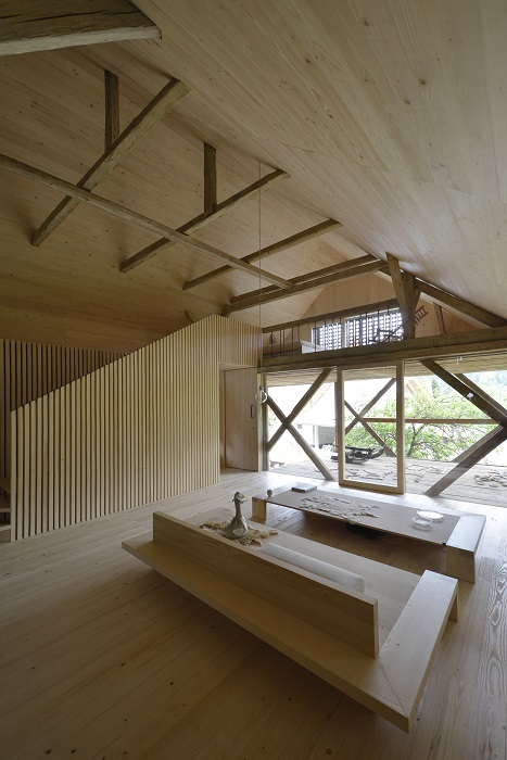 Coube um quarto de hóspedes no alto, subindo a escada atrás do painel. Dali é possível avistar pequenos círculos feitos na parede para a entrada de luz natural. Escovada, a madeira spruce, tipo encontrado em áreas geladas, revestiu a residência do piso ao teto, favorecendo a amplitude. Coube um quarto de hóspedes no alto, subindo a escada atrás do painel. Dali é possível avistar pequenos círculos feitos na parede para a entrada de luz natural. Escovada, a madeira spruce, tipo encontrado em áreas geladas, revestiu a residência do piso ao teto, favorecendo a amplitude.