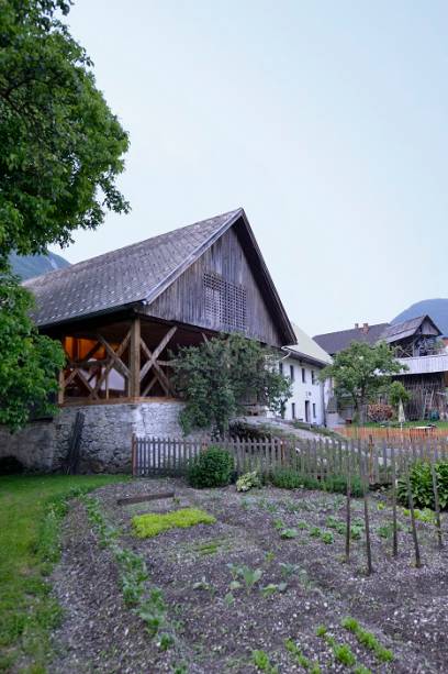 Quem olha de fora pensa que ainda se trata de um celeiro, já que a fachada continua idêntica. Madeira e cobertura de duas águas são comuns nas construções das redondezas. Quem olha de fora pensa que ainda se trata de um celeiro, já que a fachada continua idêntica. Madeira e cobertura de duas águas são comuns nas construções das redondezas.
