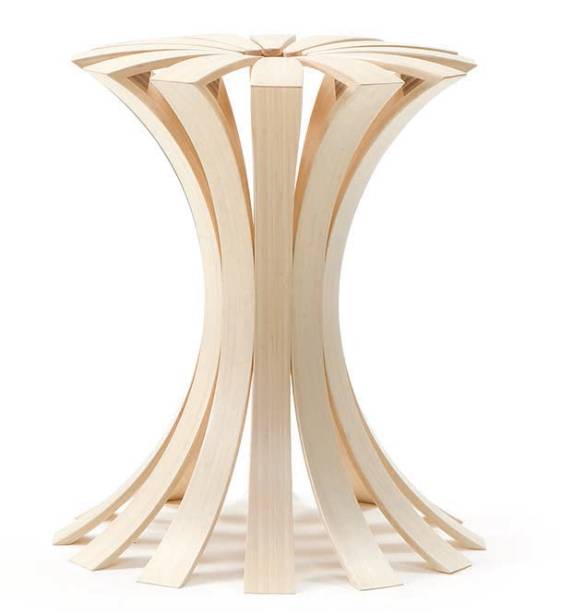 A banqueta Spring, de Erik Jansen para a Wildspirit, dispensa ferragens pois é feita de chapas de compensado de bambu coladas. Mede 50 cm de altura e sai por £ 871 na Within4Walls.