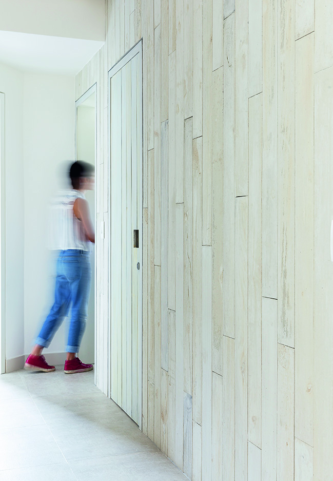 Volumes e texturas marcantes organizam apartamento de 96 m²