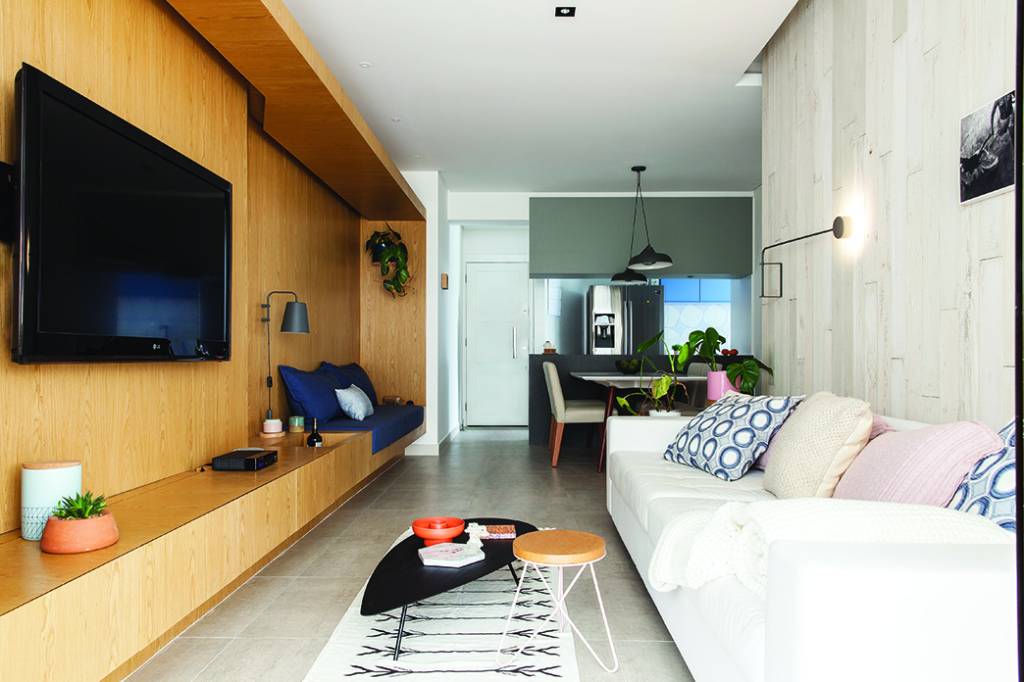 Volumes e texturas marcantes organizam apartamento de 96 m²