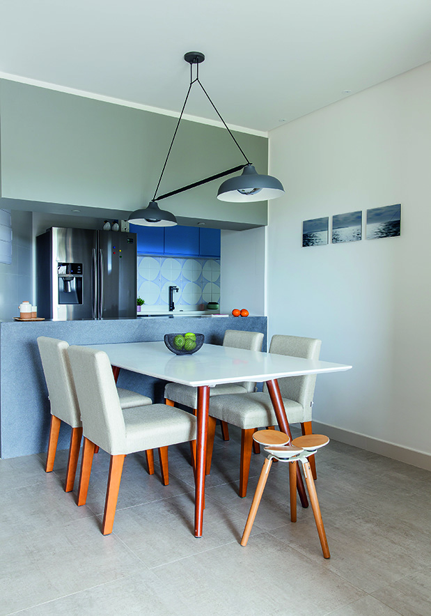 Volumes e texturas marcantes organizam apartamento de 96 m²
